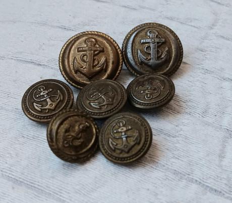 Vojenské gombíky s kotvou,