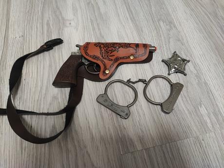 Šerifska pištoľ s putami a odznakom,