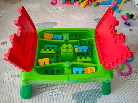 Mega blocks stolík, 