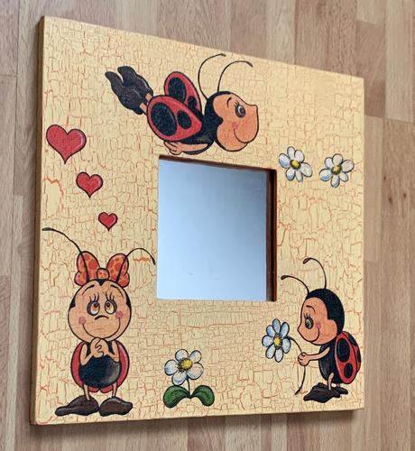 Zrkadielko s dreveným rámom, 