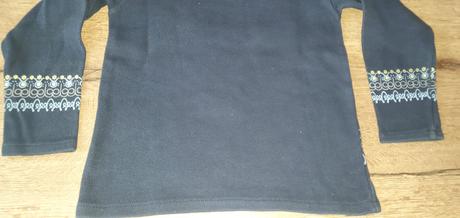 Tmavomodrá mikina, 116