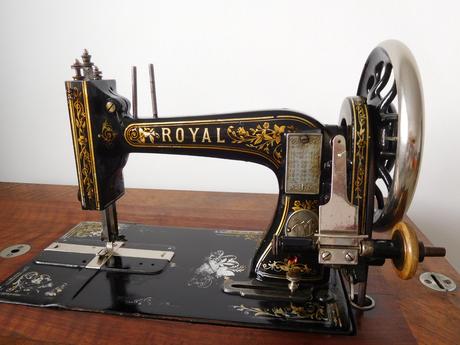 Starožitný šijací stroj značky royal-plne funkčný, 