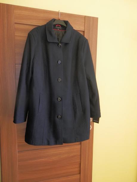 Tmavomodry zimny kabat s vysackami, 52