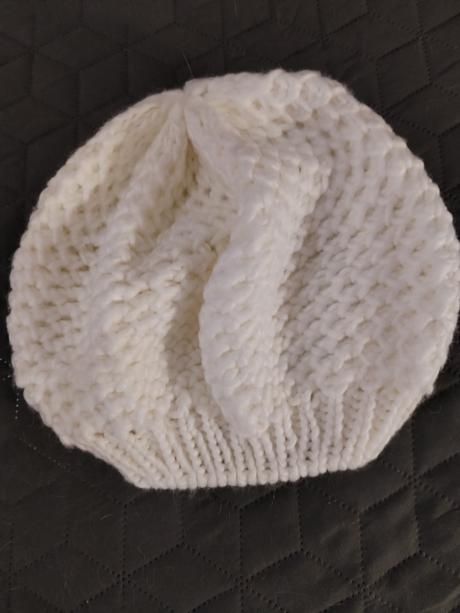 Pletená biela čiapka, 