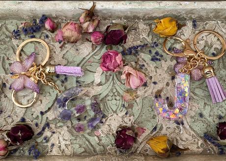 Ručne vyrobené živicové kľúčenky, 