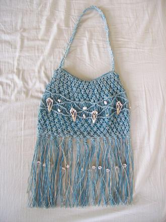 Modrá háčkovaná kabelka s mušľami a strapcami,