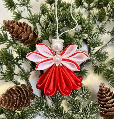 Saténový anjel - symbol sviatočnej krásy, 