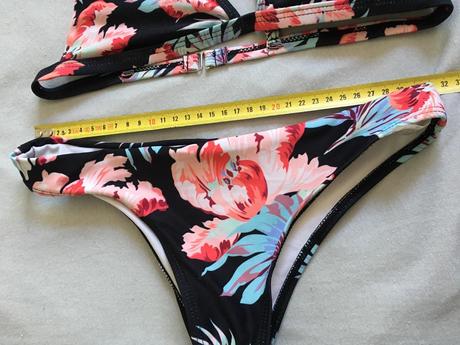 Kvetované bikini s volánmi, 34