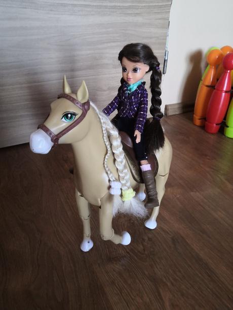 Chodiaci koník s bábikou, 