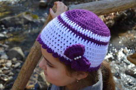 Háčkovaná čiapočka s kvetom, <50 - 158