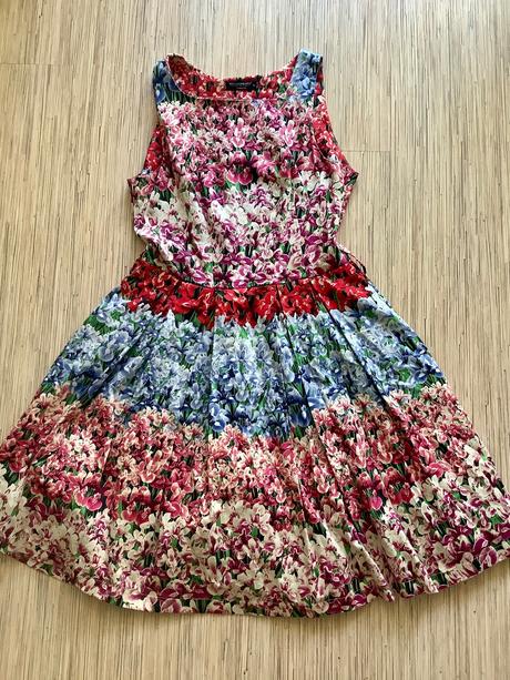 Krásne šaty rinaschimento italy/196a, 38