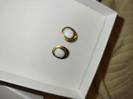 Zlaté náušnice s opalom,