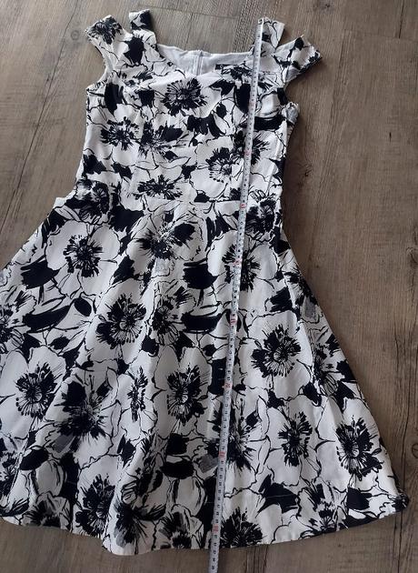 Čiernobiele kvetinové šaty, 36