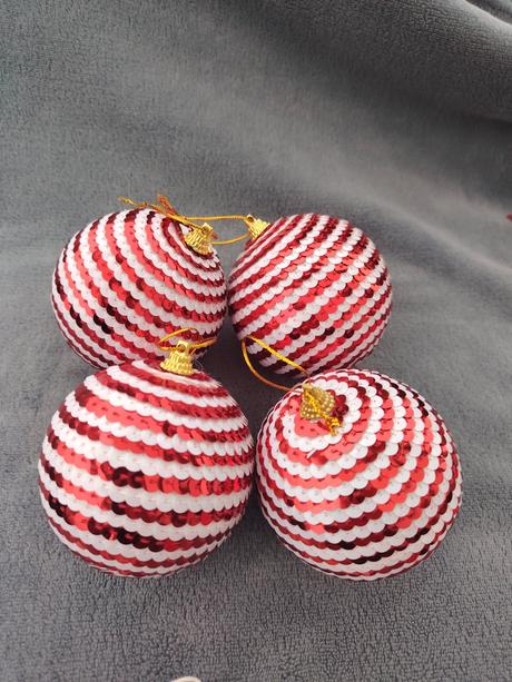 Červené vianočné ozdoby na stromček,