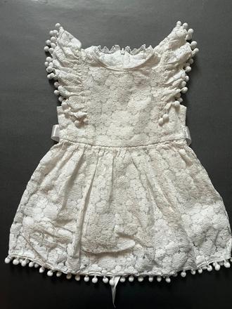 Šaty s brmbolcami, 104