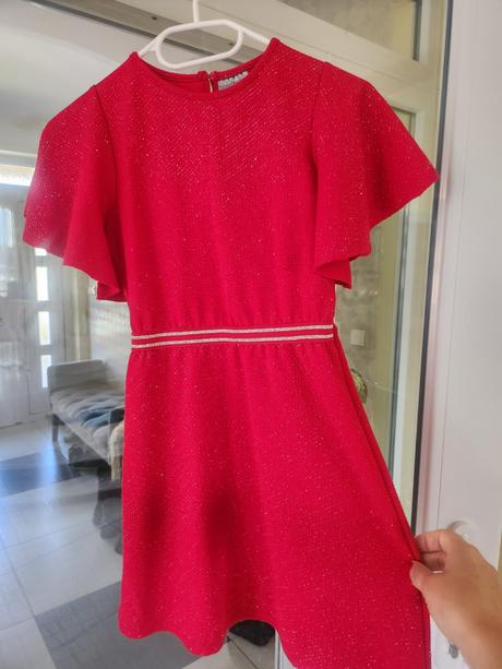 Lesklé červené šaty, 134