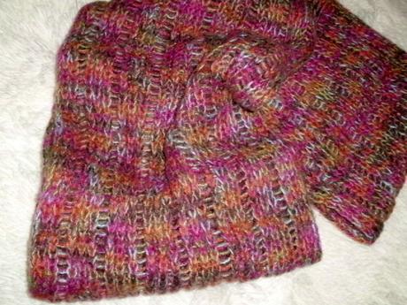 Hrejivý farebný šál pre slečnu alebo maminku,