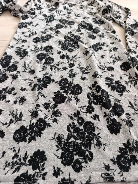 Svetrikové kvietkované šaty, s