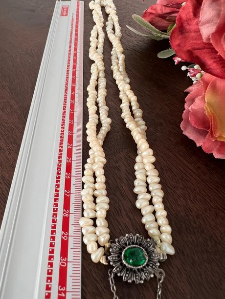 Starozitne perly so striebornou brosñou, 