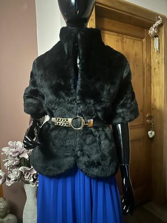 Bundička z umelej kožušiny a krátkymi rukávmi, l / m