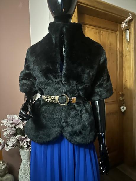 Bundička z umelej kožušiny a krátkymi rukávmi, l / m