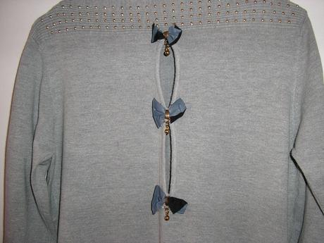 768. šedé šaty, m