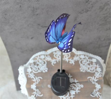 Solárny motýľ na paličke,