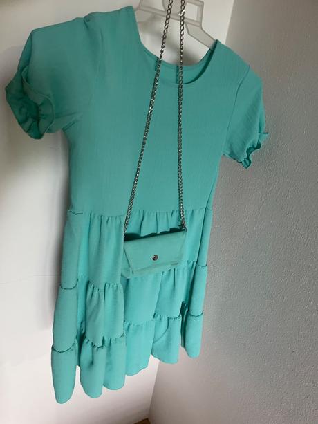 Šaty s kabelkou, 110