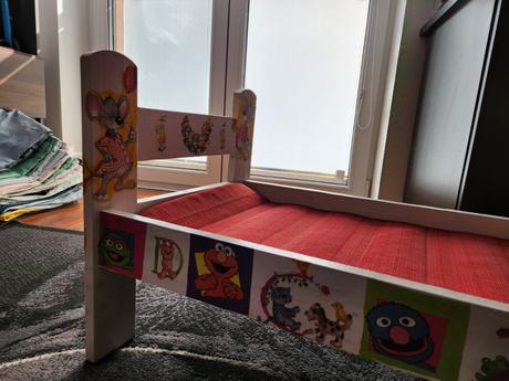 Kvalitná drevená veľká postieľka s perinkami, 