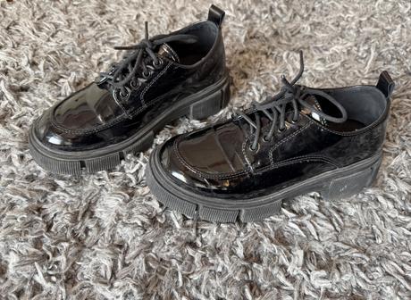 Lesklé mokasínky, 33