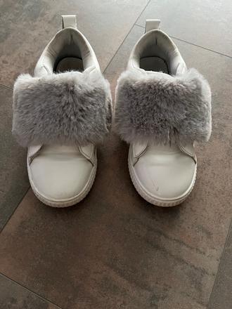 Tenisky s kozusinkou, 33