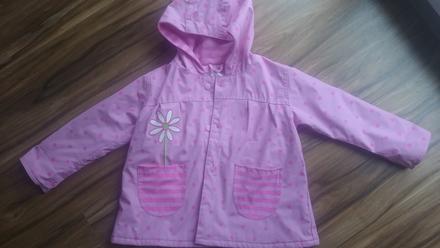 Pogumovaná bundička, 104