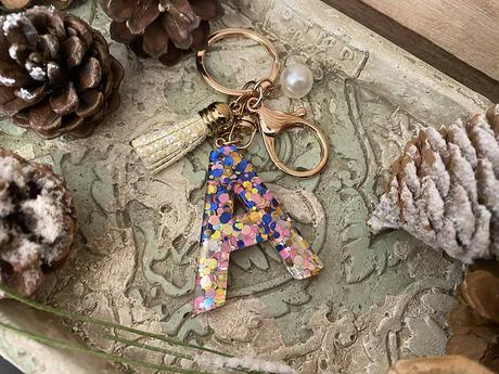 Ručne vyrobené živicové kľúčenky, 