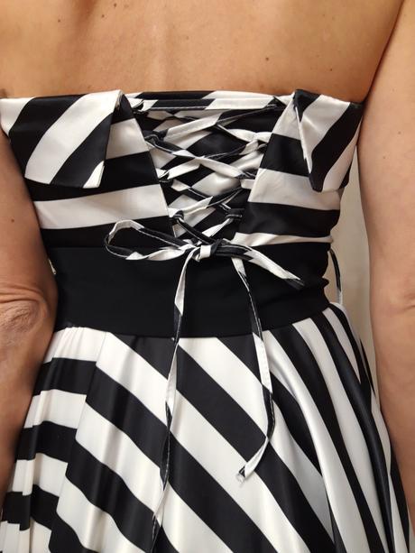 Spolocenske plesove saty bielo cierne pruhovane, m