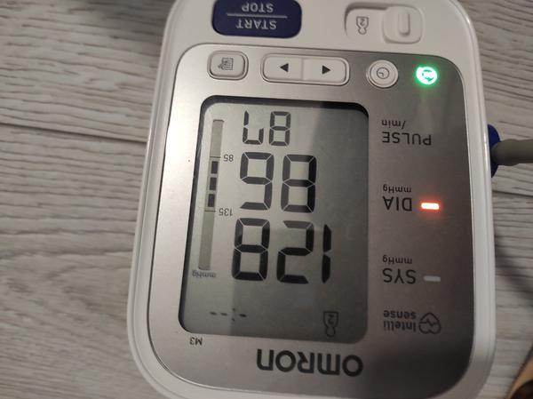 Čo znamenajú svietiace ukazovatele na tlakomere?