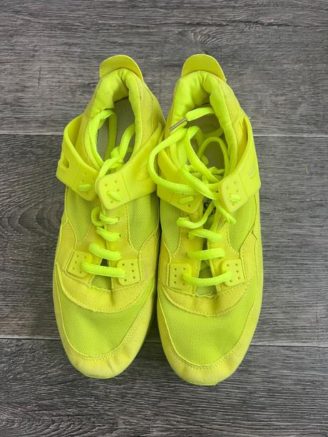 Neónové tenisky, 37