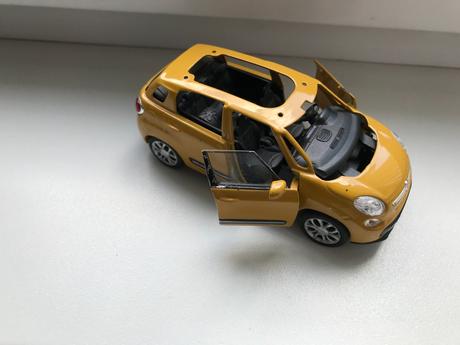 Auto kovové zn. fiat - dl. 11,5 + 4,7 cm,