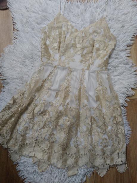 Šaty s výšivkou, s