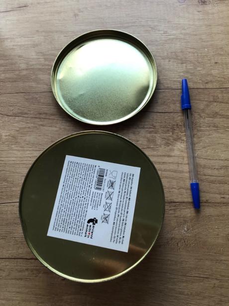 Darujem bordovú plechovú dózu,