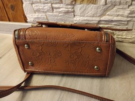 Kabelka s reliéfom, 