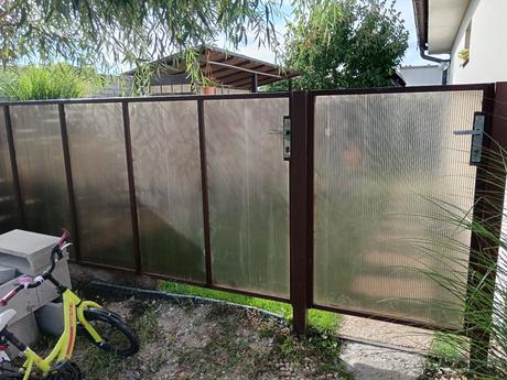 Kovová brána s bránkou 4,3 x 1,3 m., 