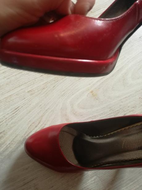 Červené lodičky, 37