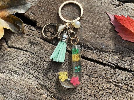 Ručne vyrobené živicové kľúčenky, 