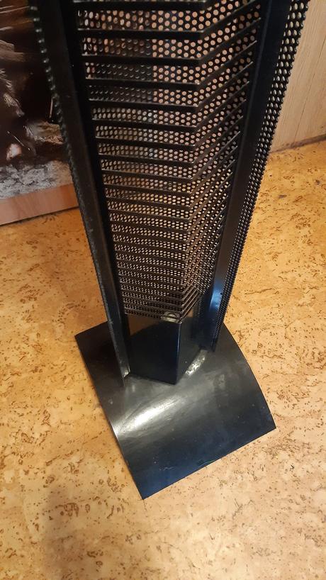 Predám železný stojan na cd výška160cm., 