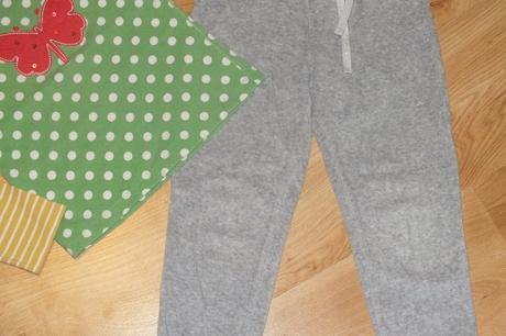 Teplaky a tricko do skolky, benetton,110