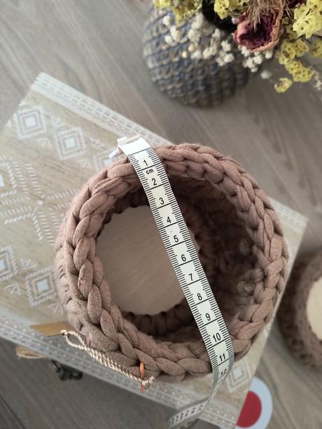 Háčkovaný košík s vekom,