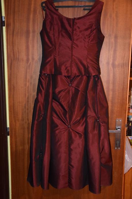 Krásne šaty bordovej farby, vyšívaný vrchný diel, 42
