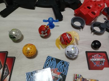 Bakugan bojová aréna + figúrky + kartičky,