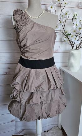 Pekné zaujímavé šaty, 38