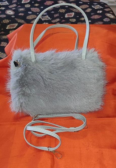 Sivá chlaptková kabelka, 